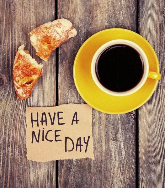 Кофе и свежий круассан — стоковое фото