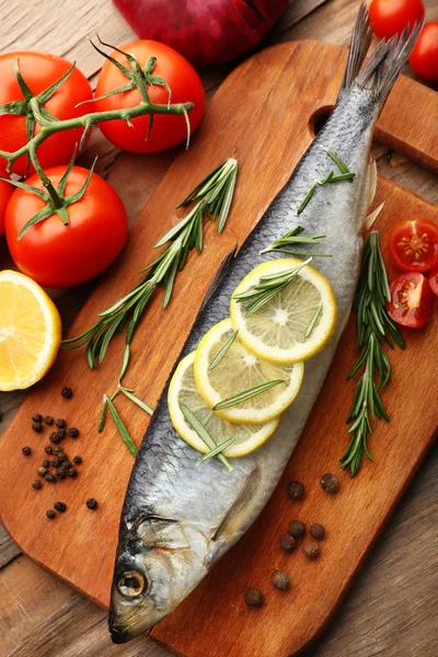 Poisson cru frais et ingrédients alimentaires sur la table — Photo