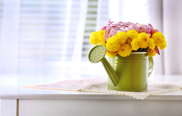 Gyönyörű virágok vázában, ablakból fénylő fénnyel — Stock Fotó