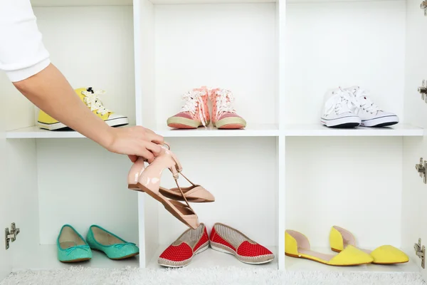 Zapatos en estantes — Foto de Stock
