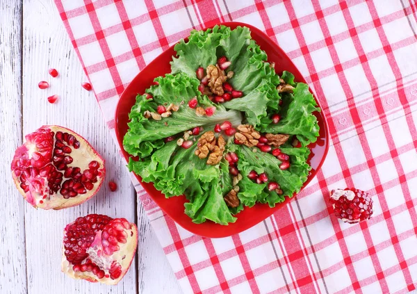 Insalata fresca con verdi, granato e spezie sul piatto primo piano — Foto Stock