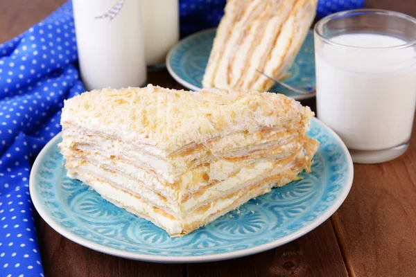 Napoleonkuchen auf Teller auf Tisch in Großaufnahme — Stockfoto