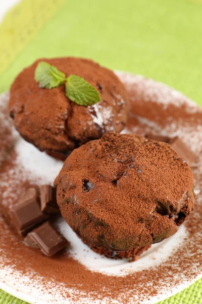 Delicioso cupcake de chocolate en la mesa — Foto de Stock