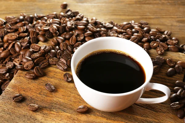 Tazza di caffè sul tavolo di legno — Foto Stock