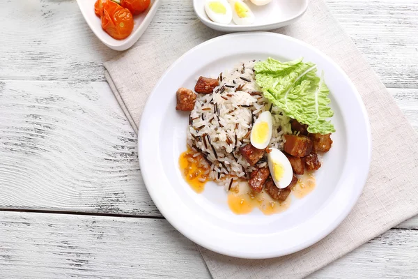 Arroz sabroso servido en la mesa, primer plano —  Fotos de Stock