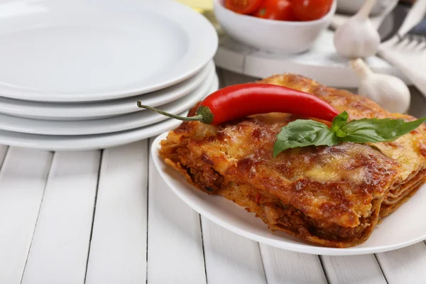 Gedeelte van smakelijke lasagne op tafel — Stockfoto
