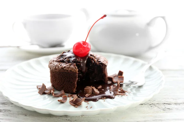 Pudding au chocolat chaud avec centre fondant sur plaque, gros plan — Photo