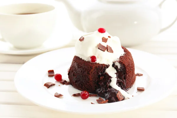 Pudding au chocolat chaud avec centre fondant à la crème glacée, gros plan — Photo
