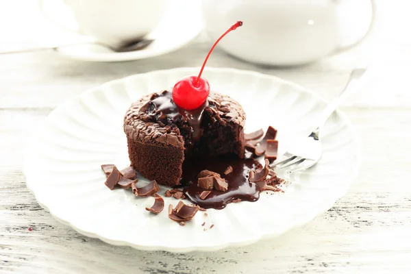 Pudding au chocolat chaud avec centre fondant sur plaque, gros plan — Photo