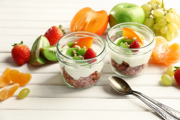 Postre saludable con muesli y frutas en la mesa —  Fotos de Stock