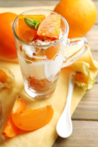 Gezonde gelaagde dessert met muesli en fruit op tafel — Stockfoto