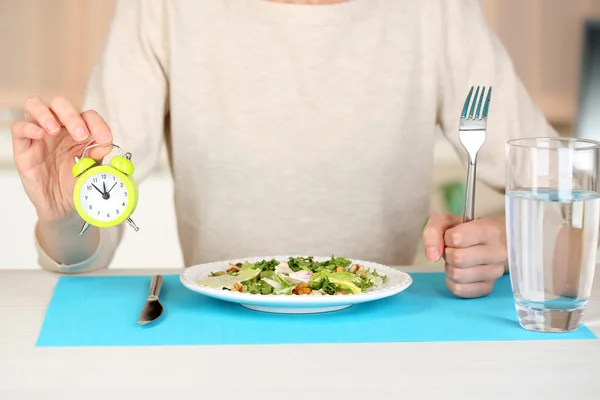 Chica y comida dietética en primer plano de la mesa —  Fotos de Stock