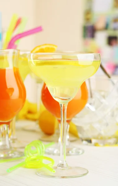 Bicchieri di cocktail di frutta in primo piano del partito — Foto Stock