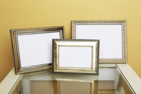 Vintage fotoframes op koffietafel op wallpaper achtergrond — Stockfoto