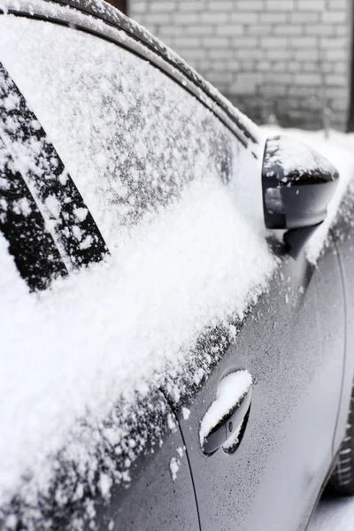 Czarny samochód pokryte śniegiem, na zewnątrz — Zdjęcie stockowe