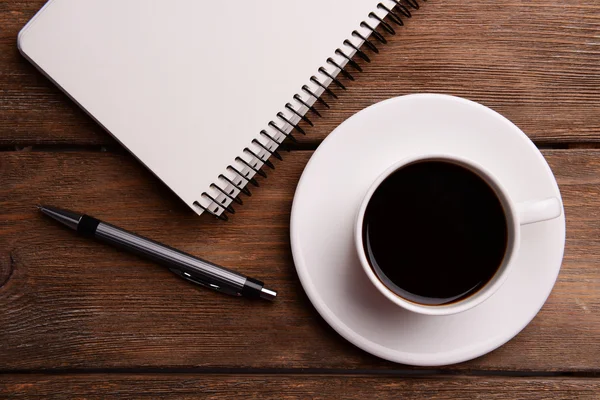 Tazza di caffè con taccuino — Foto Stock