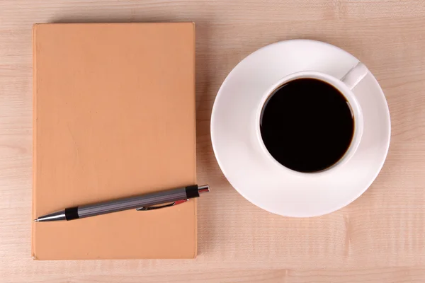 Tasse Kaffee mit Notizbuch — Stockfoto