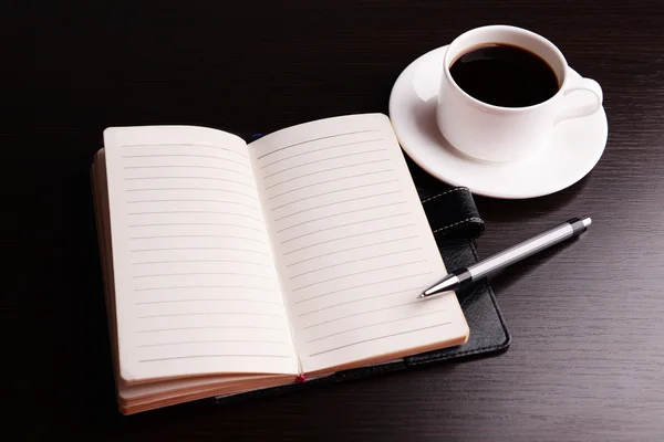 Kaffee mit Tagebuch und Stift — Stockfoto