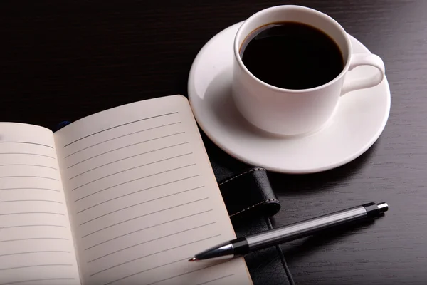 Kaffee mit Tagebuch und Stift — Stockfoto