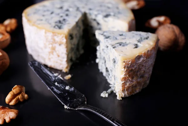 Blue cheese with nuts and blade on metal tray background — Stock Photo, Image