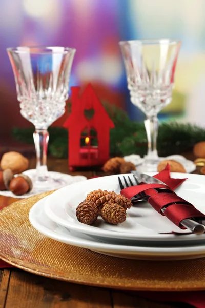 Instelling van de tabel van de vakantie met kerst decoratie achtergrond — Stockfoto