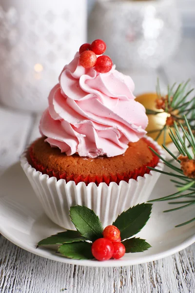 Tasse-Kuchen mit Sahne auf Untertasse mit Weihnachtsdekoration auf Holztischhintergrund — Stockfoto