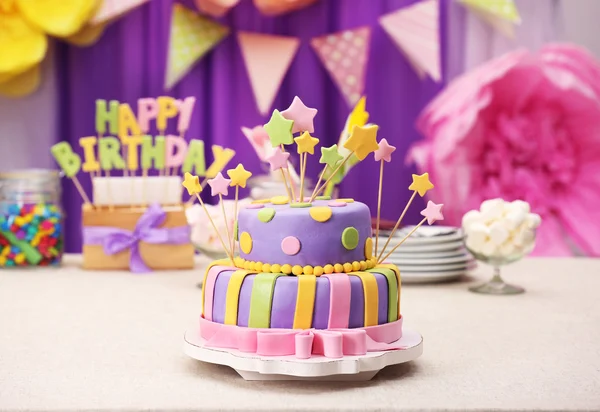 Delicioso bolo de aniversário na mesa no fundo brilhante — Fotografia de Stock