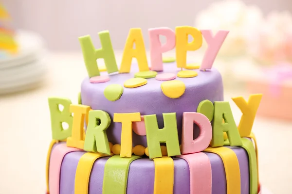 Delicioso pastel de cumpleaños en la mesa sobre fondo brillante —  Fotos de Stock