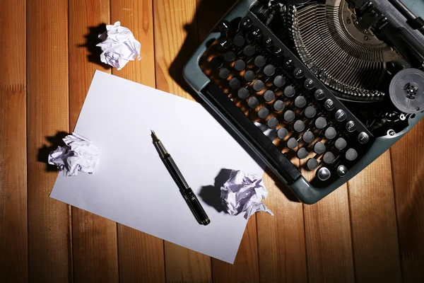 Antike Schreibmaschine. Oldtimer-Schreibmaschine auf Holztisch — Stockfoto