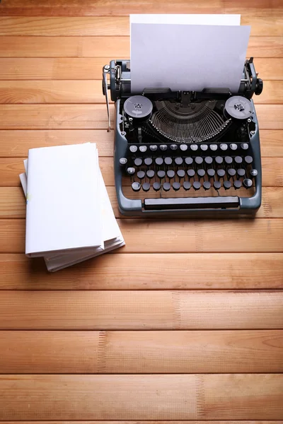 Uma máquina de escrever antiga. Máquina de máquina de escrever vintage na mesa de madeira — Fotografia de Stock
