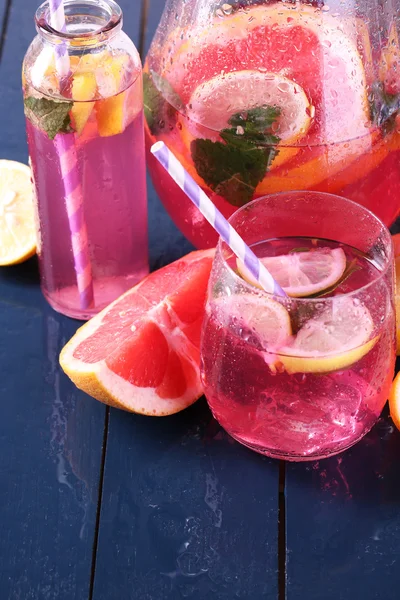 Roze limonade in bril op tabel close-up — Stockfoto