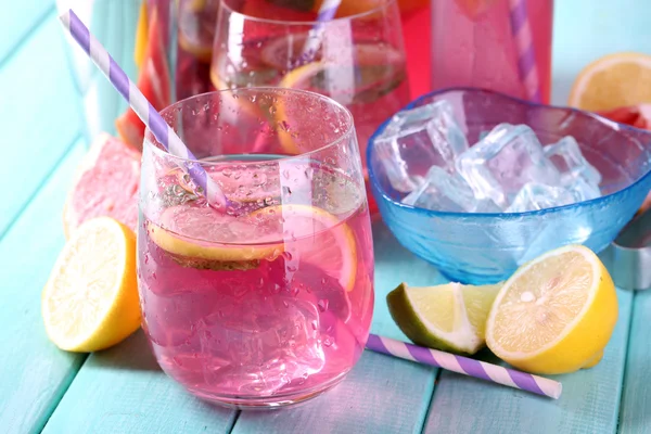 Ροζ λεμονάδα σε ποτήρια σε κοντινό πλάνο του πίνακα — Φωτογραφία Αρχείου