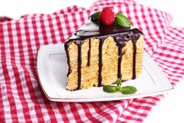 Torta al cioccolato sul tovagliolo, primo piano — Foto Stock