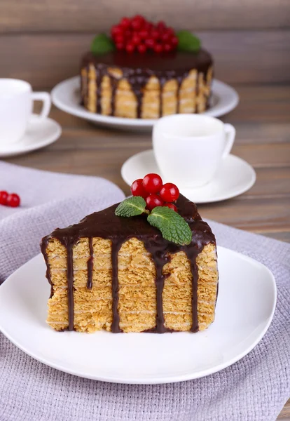 Schokoladenkuchen auf dem Tisch — Stockfoto