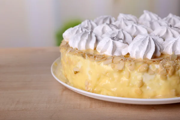 Gâteau meringue maison savoureux sur table en bois, sur fond clair — Photo