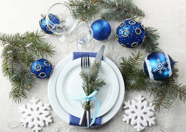 Configuração de mesa de Natal elegante azul e branco no fundo de toalha de mesa cinza — Fotografia de Stock