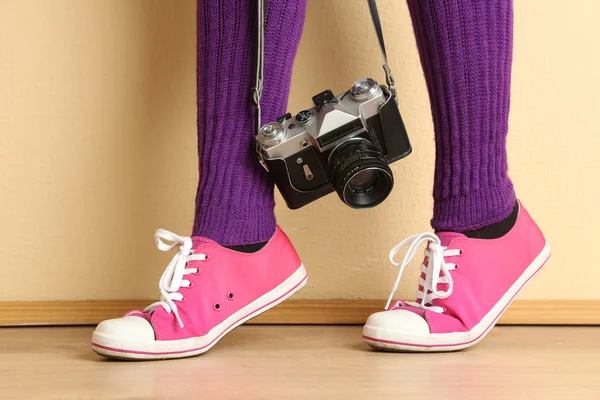 Chica en zapatillas con cámara de fotos retro en la habitación — Foto de Stock