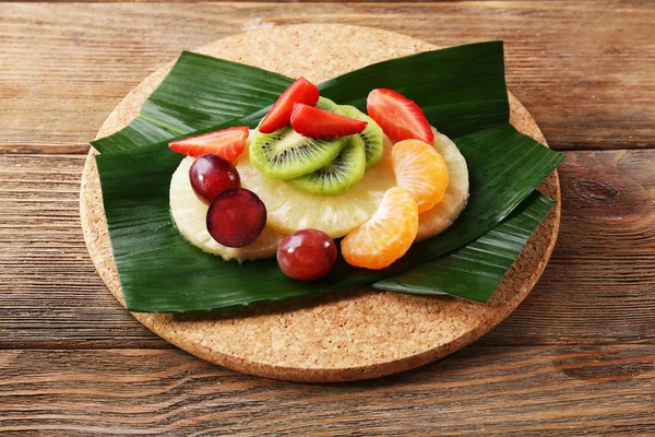 Fruit dessert on green leaf on table — Stock Photo, Image