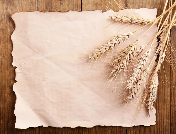 木製の背景紙と小麦の穂 — ストック写真