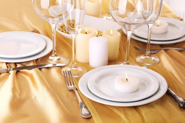 Beautiful holiday table setting in white and gold color — Stock Photo, Image