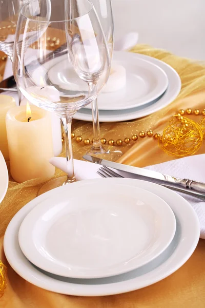 Beautiful holiday table setting in white and gold color — Stock Photo, Image