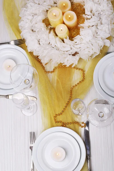Güzel tatil tablo ayarını beyaz ve altın renkli — Stok fotoğraf
