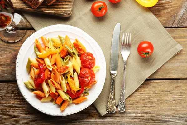 Biber, havuç ve domates ahşap masa arka plan ile makarna salatası — Stok fotoğraf