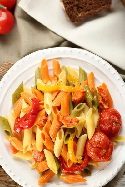 Ensalada de pasta con pimienta, zanahoria y tomates sobre fondo de mesa de madera — Foto de Stock