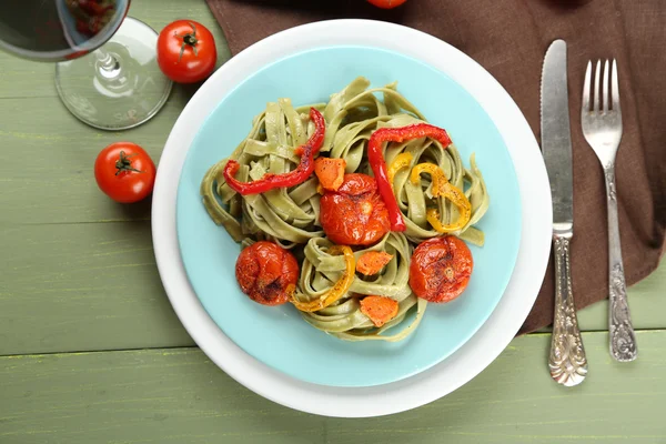 Pastasalade met peper, wortel en tomaten op houten tafel achtergrond — Stockfoto