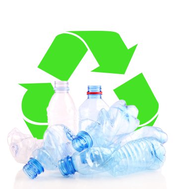 Kavramı, üzerinde beyaz izole geri dönüşüm için plastik şişe geri dönüşüm