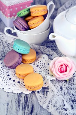 Macaroons peçete ve ahşap masa yakın çekim Kupası