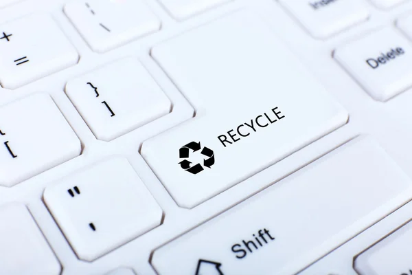 Recycle concept, close-up van toetsenbord, knop recyclen — Stockfoto