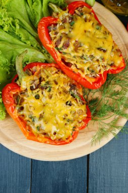 kırmızı biber dolması masada ahşap stand yeşillikleri ile yakın çekim