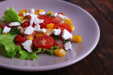 Ahşap masa yakın çekim tabakta sebze taze balık salatası
